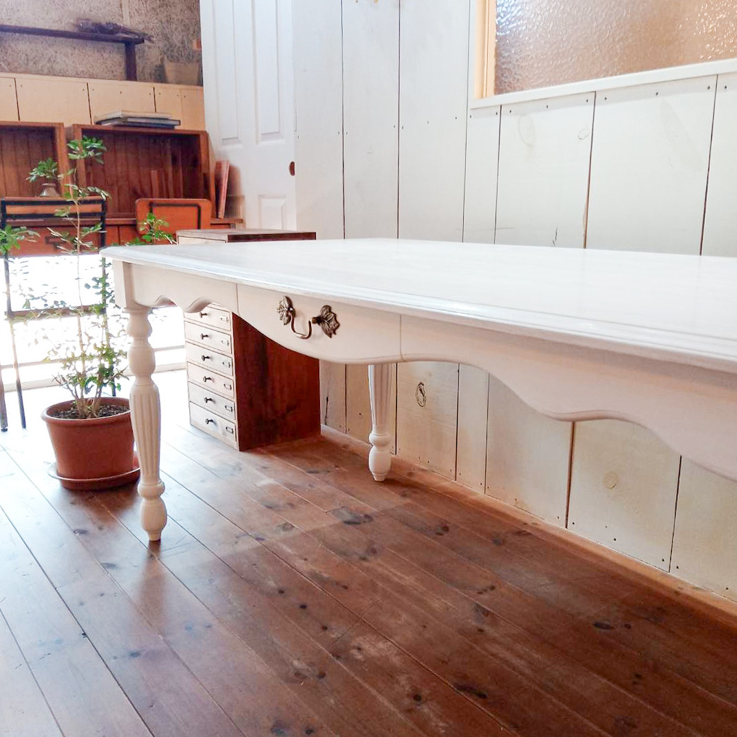 おしゃれなダイニングテーブルstripe 輸入住宅向けターンドレッグテーブル アンティークろくろ足 ホワイトアッシュsp