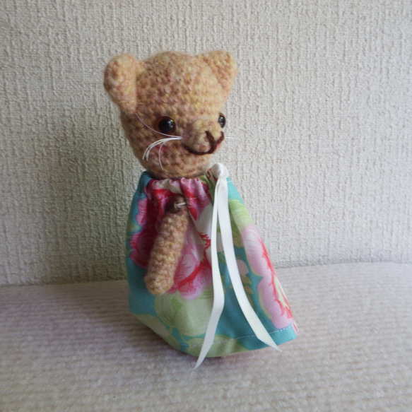 【あみぐるみ】金茶色の猫さんドレスっ子　　ネコ　金茶　ドレス【236】 1枚目の画像