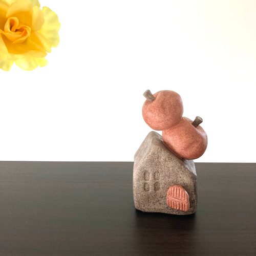 おうちにリンゴ積んじゃいました邸 りんごのオブジェ お家型の置物