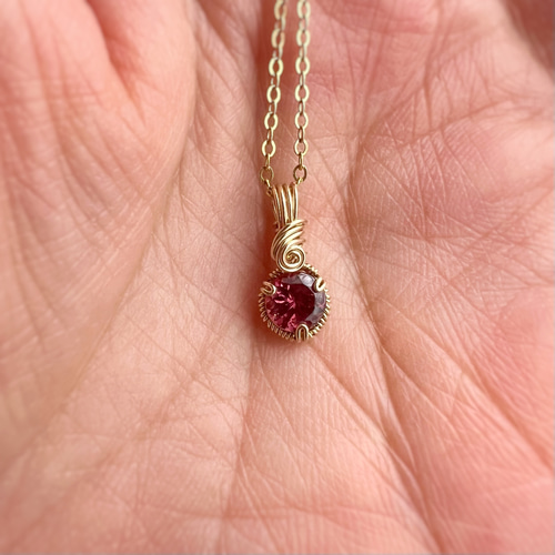 マラヤガーネットのネックレス シンプルで上品なワイヤーアクセサリー