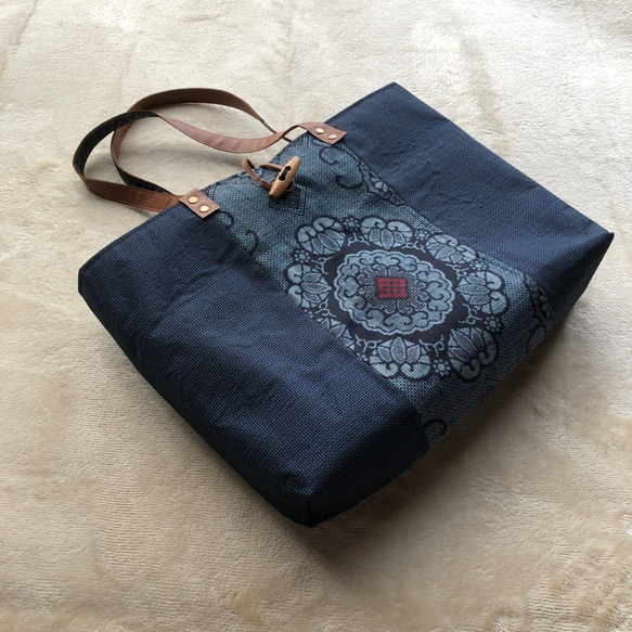 アンティーク大島紬のトートバッグ リバーシブル 青 A4サイズが