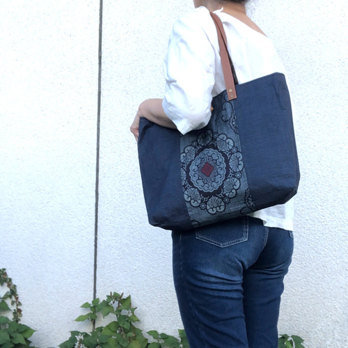 アンティーク大島紬のトートバッグ リバーシブル 青 A4サイズが