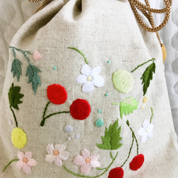 花刺繍の巾着～花とサクランボ～ 2枚目の画像