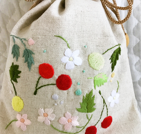 花刺繍の巾着～花とサクランボ～ 2枚目の画像