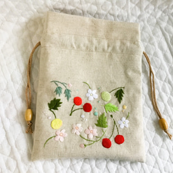 花刺繍の巾着～花とサクランボ～ 3枚目の画像