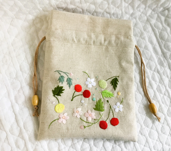 花刺繍の巾着～花とサクランボ～ 3枚目の画像