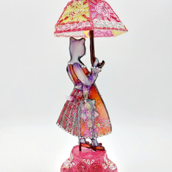 傘をさす猫ライトアップ(ピンクドレス) 2枚目の画像