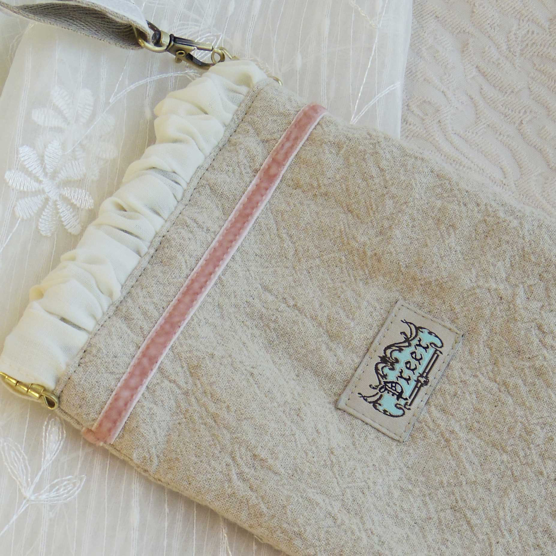 身軽にお出かけする時に♪　アンティーク　花飾り柄　バネ口金サコッシュ