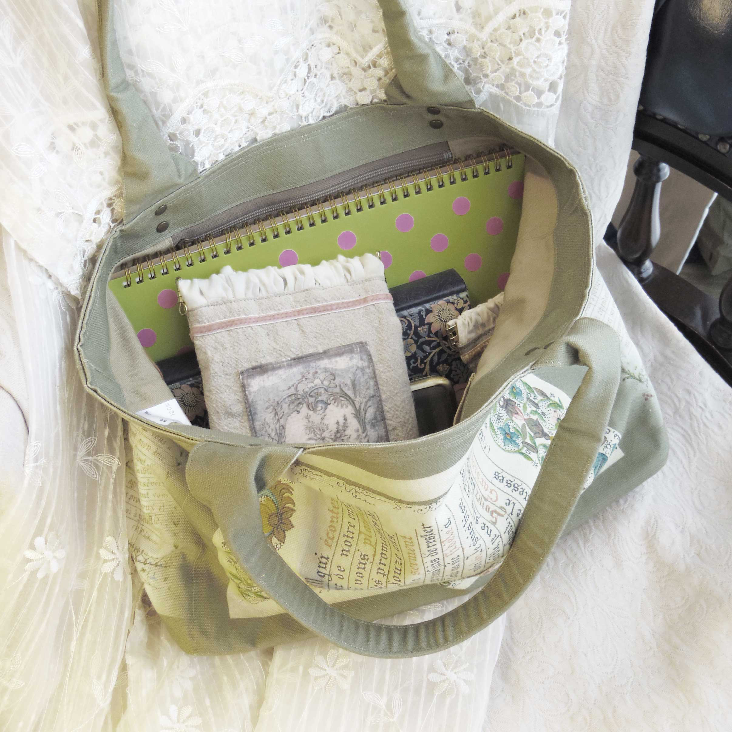 身軽にお出かけする時に♪　アンティーク　花飾り柄　バネ口金サコッシュ