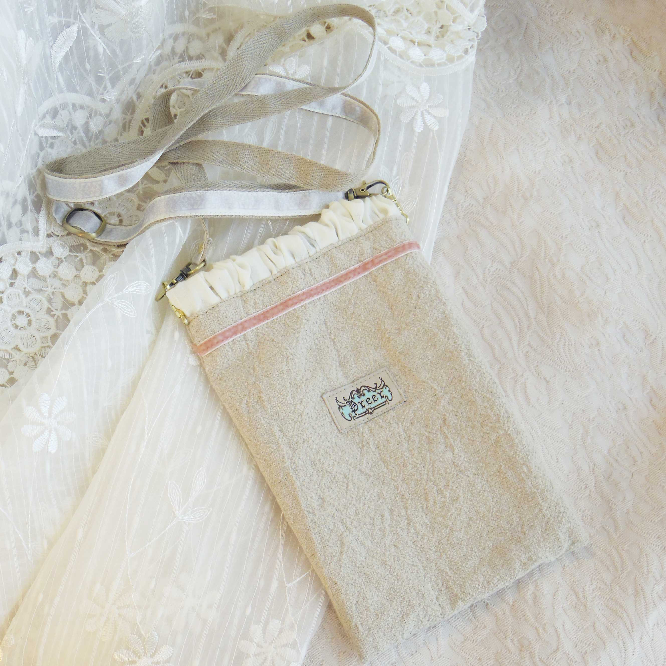 身軽にお出かけする時に♪　アンティーク　花飾り柄　バネ口金サコッシュ