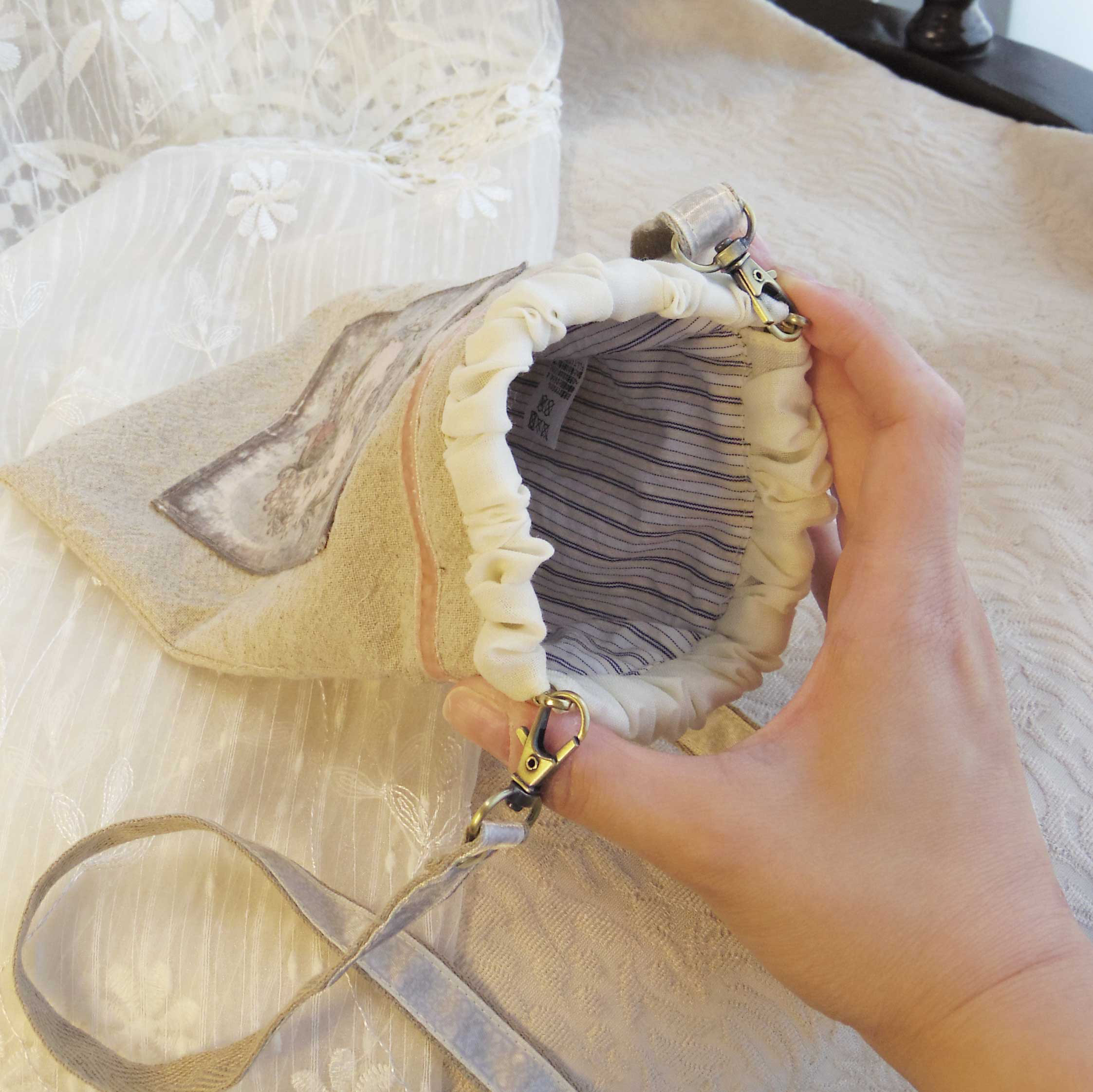 身軽にお出かけする時に♪　アンティーク　花飾り柄　バネ口金サコッシュ