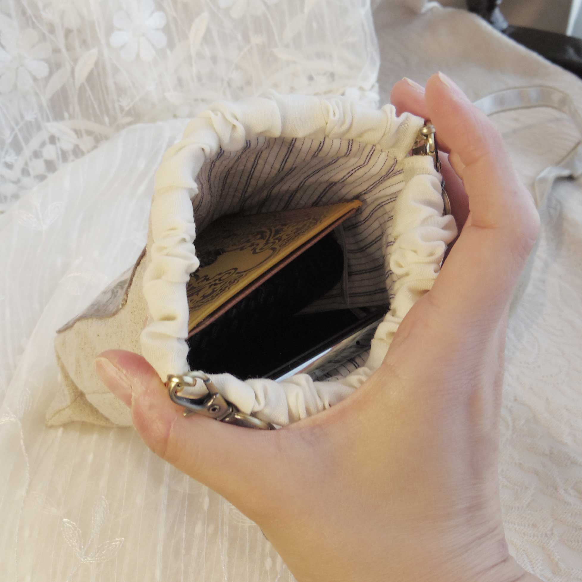 身軽にお出かけする時に♪　アンティーク　花飾り柄　バネ口金サコッシュ