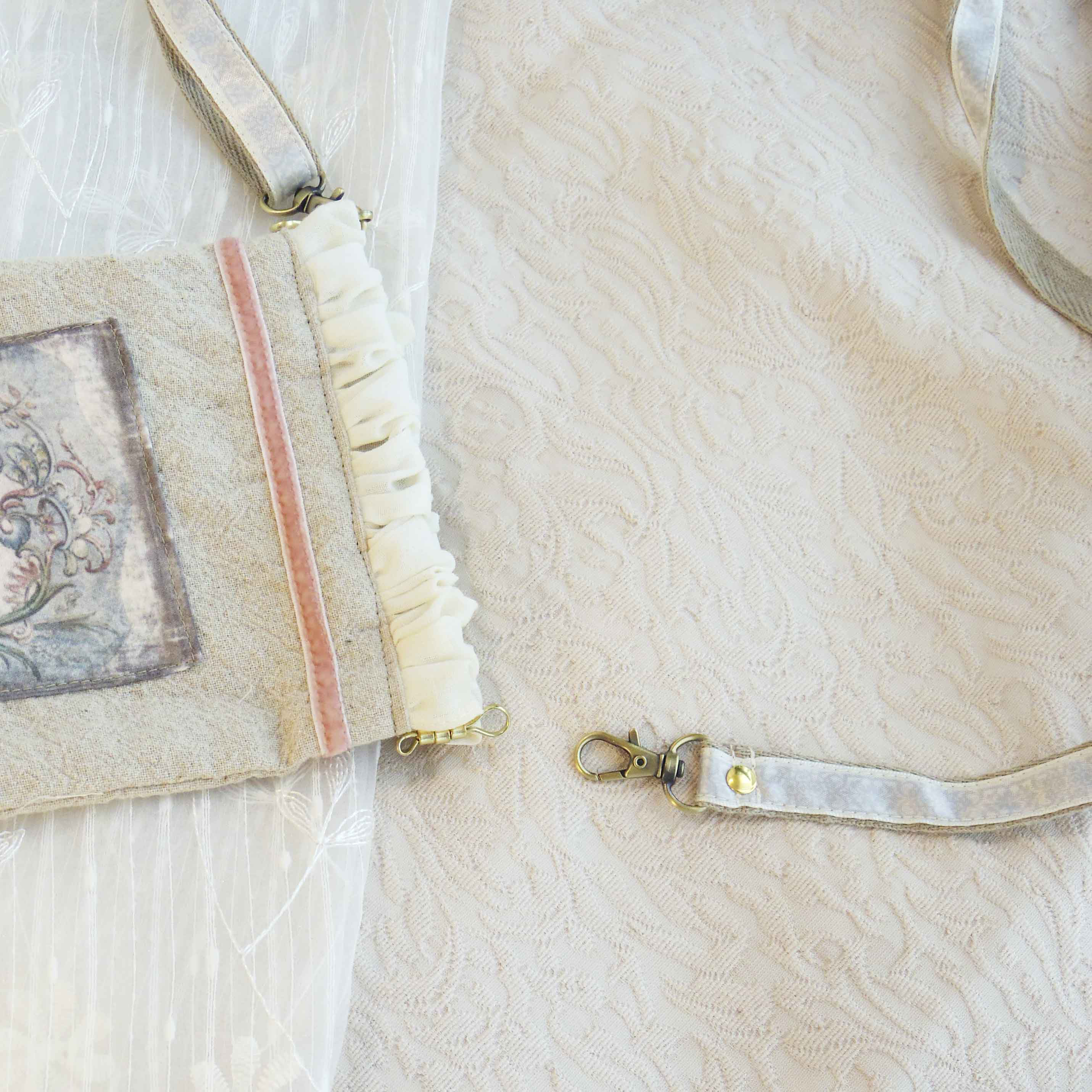 身軽にお出かけする時に♪　アンティーク　花飾り柄　バネ口金サコッシュ