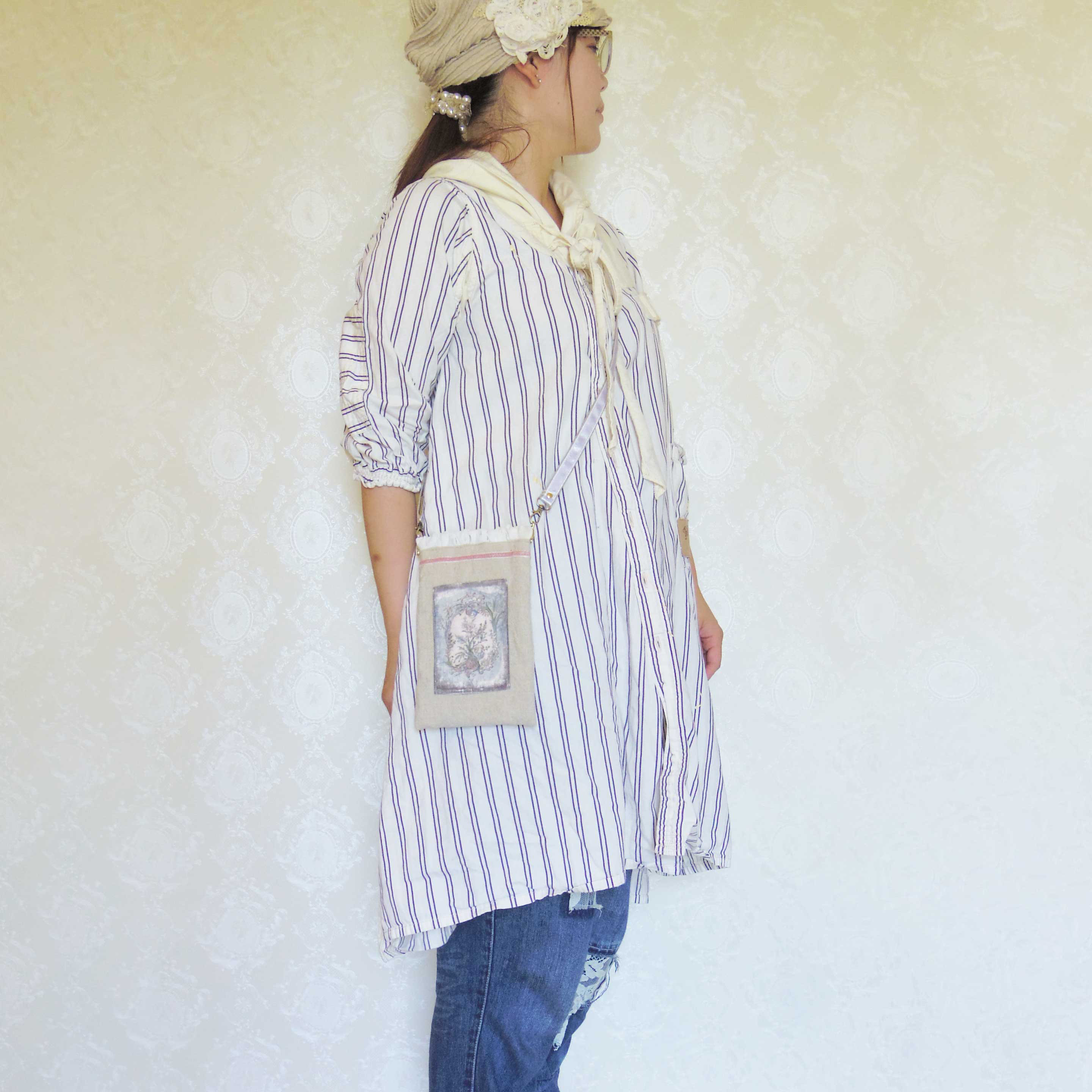 身軽にお出かけする時に♪　アンティーク　花飾り柄　バネ口金サコッシュ