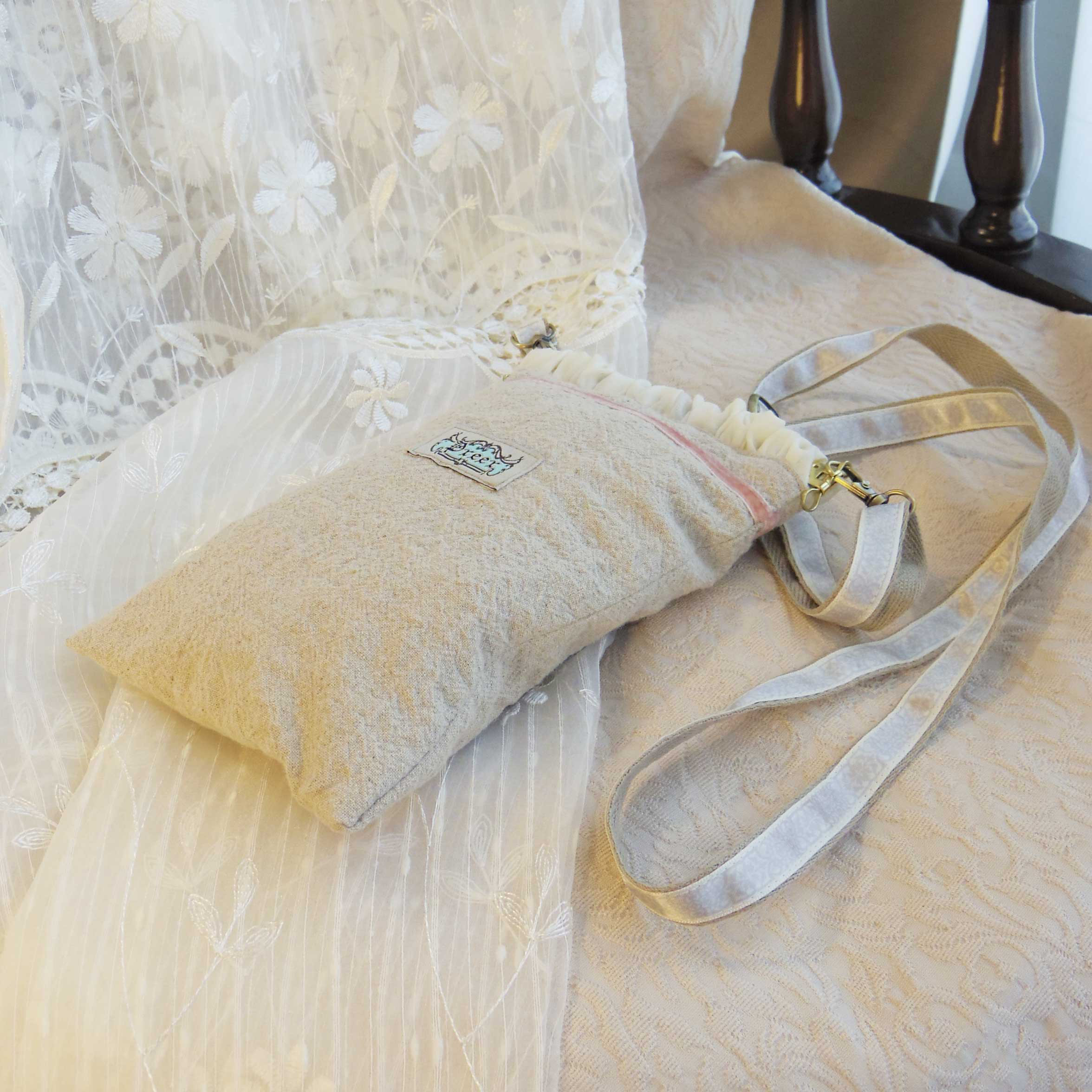 身軽にお出かけする時に♪　アンティーク　花飾り柄　バネ口金サコッシュ