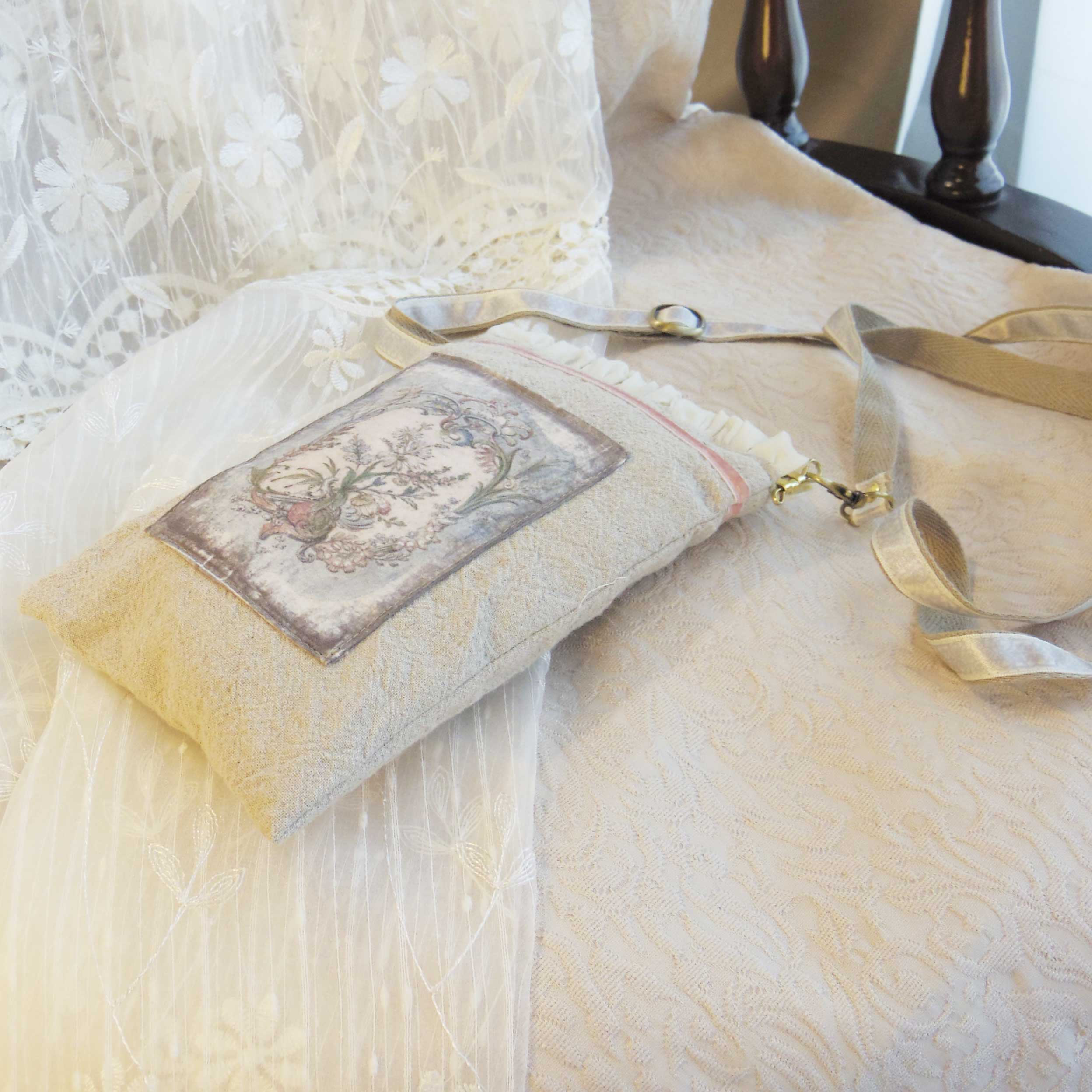 身軽にお出かけする時に♪　アンティーク　花飾り柄　バネ口金サコッシュ