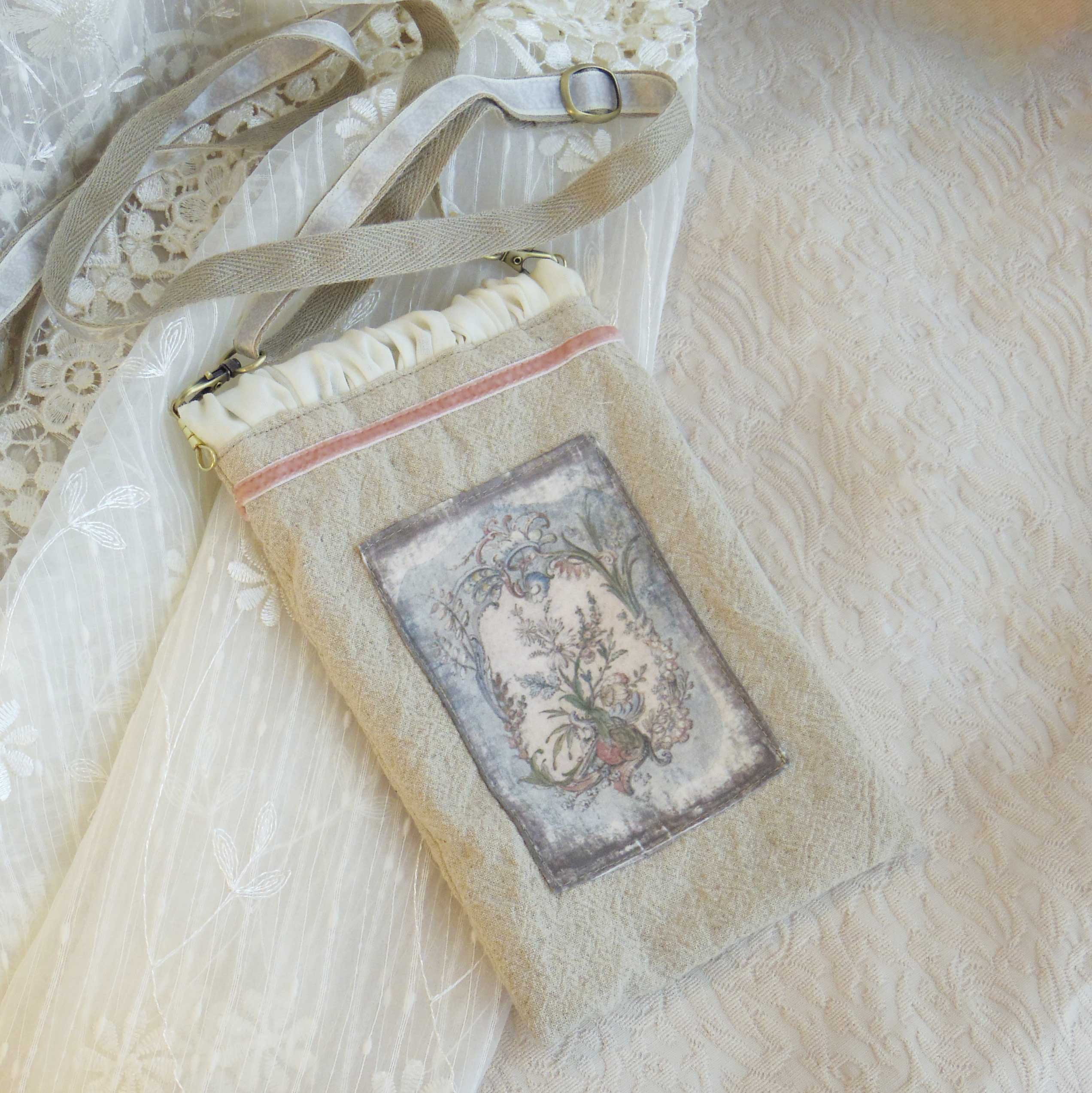 身軽にお出かけする時に♪　アンティーク　花飾り柄　バネ口金サコッシュ
