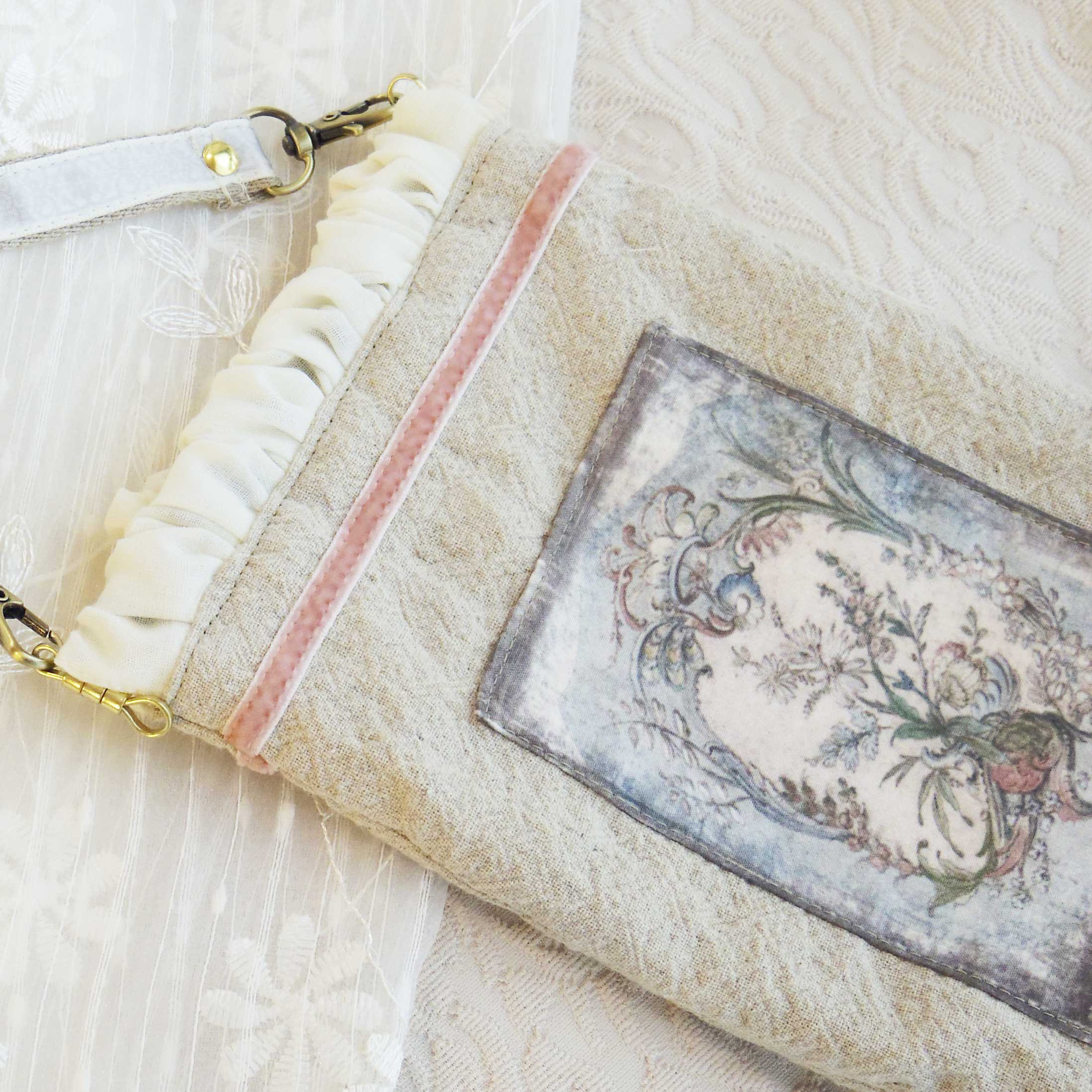 身軽にお出かけする時に♪　アンティーク　花飾り柄　バネ口金サコッシュ