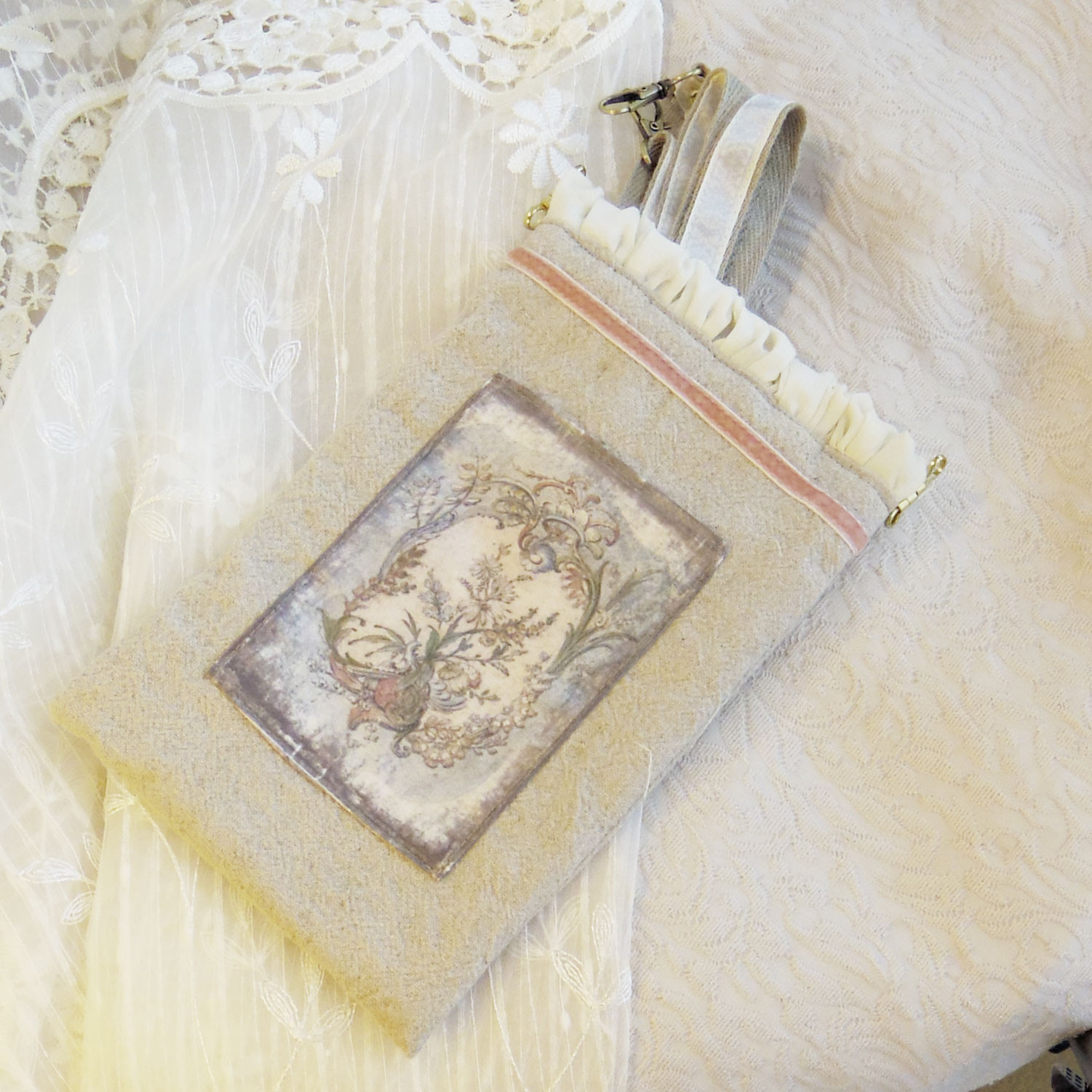 身軽にお出かけする時に♪　アンティーク　花飾り柄　バネ口金サコッシュ