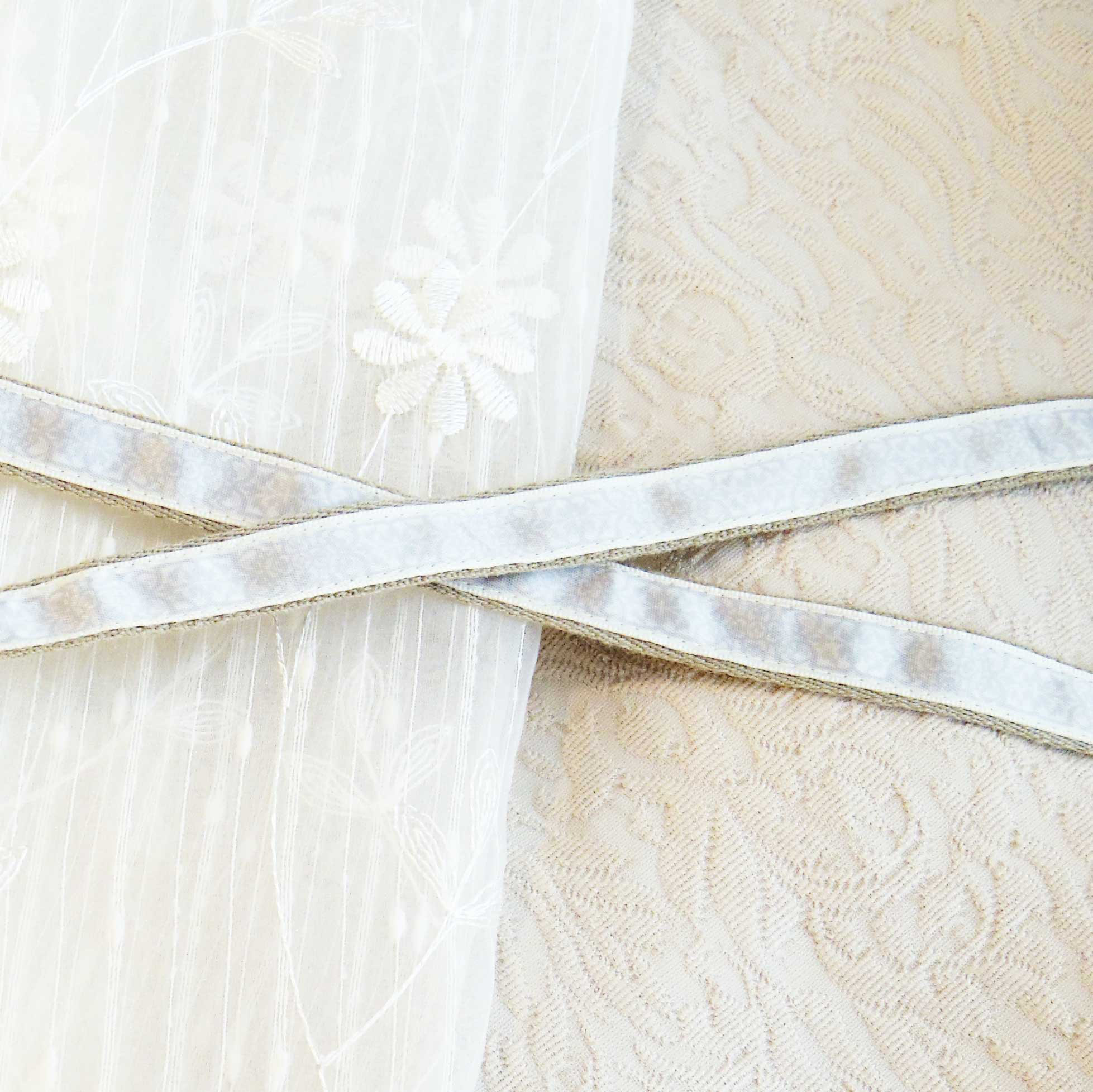 身軽にお出かけする時に♪　アンティーク　花飾り柄　バネ口金サコッシュ