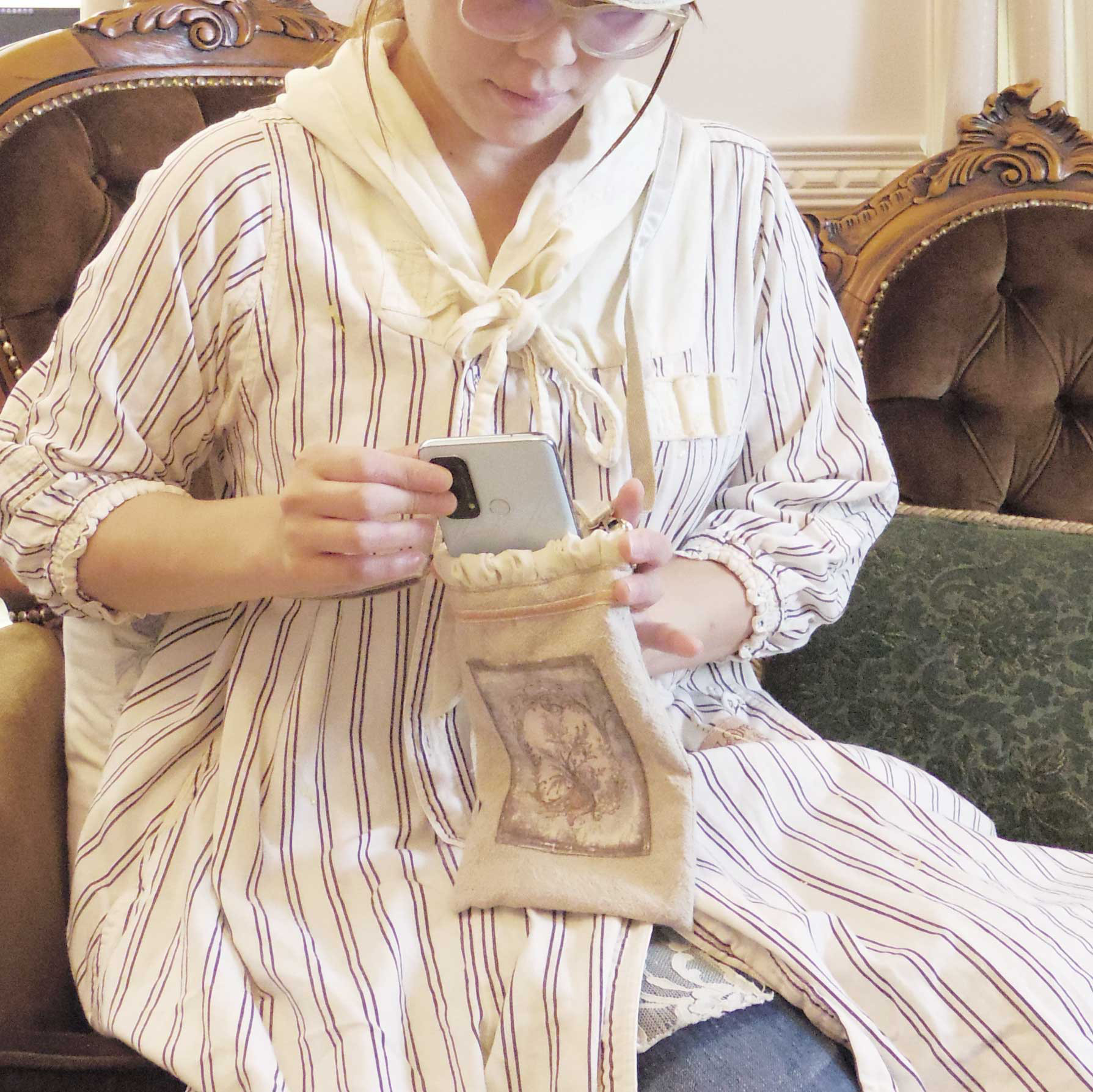 身軽にお出かけする時に♪　アンティーク　花飾り柄　バネ口金サコッシュ