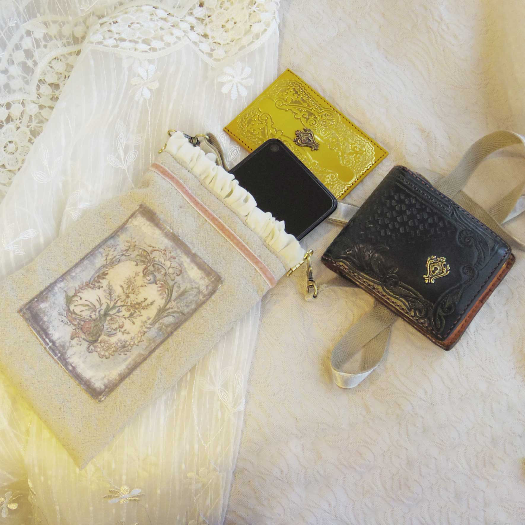 身軽にお出かけする時に♪　アンティーク　花飾り柄　バネ口金サコッシュ