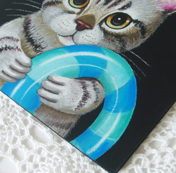 「ぼく泳げるよ！」のサバトラくん・しまねこ・浮き輪・決意・キリッと目・猫かき・練習中・パステル画・一点物・フレーム付き 3枚目の画像