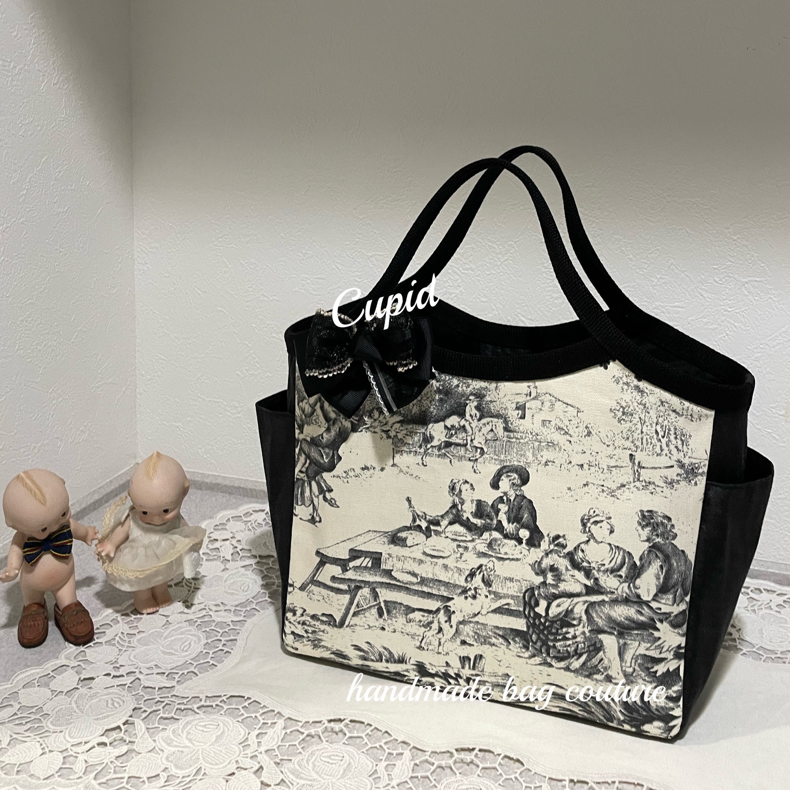 フランストワルドジュイ「村の踊り」柄（黒）を使ったグラニーバッグ（中サイズ・リボンコサージュ付き）