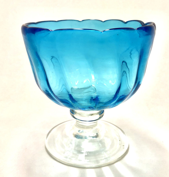 透き通る青のアイスクリームカップ　～ペルシャの手吹きガラス～ 3枚目の画像
