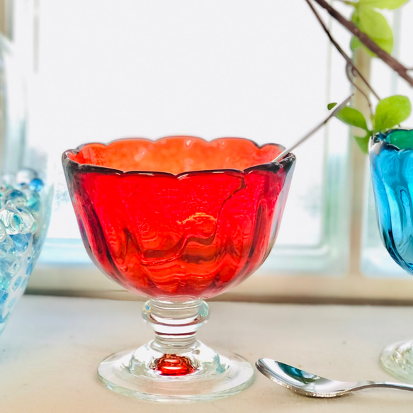 透き通る赤のアイスクリームカップ　～ペルシャの手吹きガラス～ 2枚目の画像