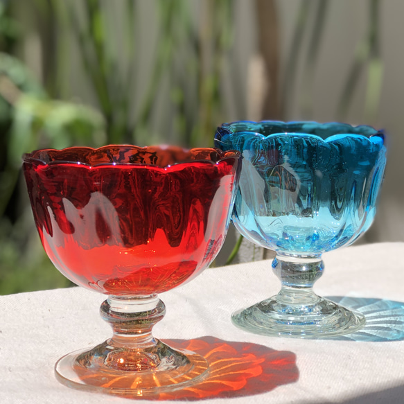 透き通る赤のアイスクリームカップ　～ペルシャの手吹きガラス～ 1枚目の画像