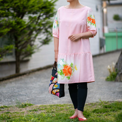 ちりめん花柄五分袖　パフスリーブ　チュニック 　ピンク　着物リメイク　シルク　反物　桔梗　菊　フリーサイズ 2枚目の画像