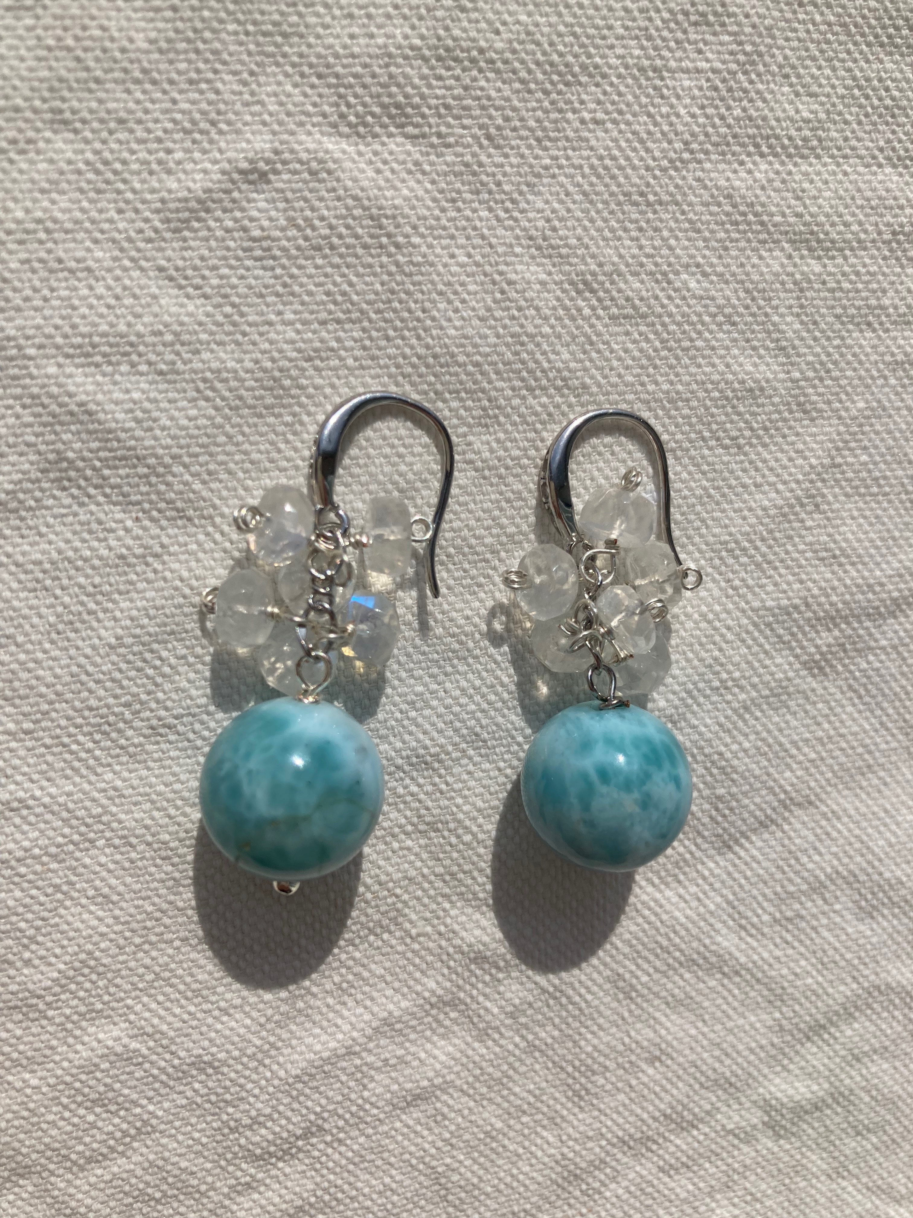 大粒 ドミニカ産ラリマーとレインボームーンストーンのチャーム　ロジウムコーティングシルバー925フックピアス