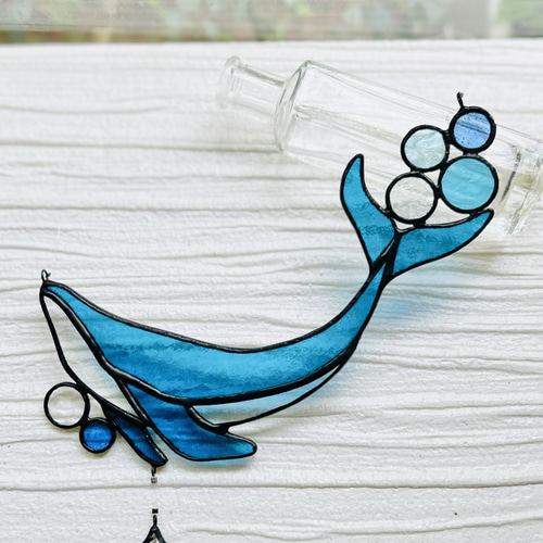 ステンドグラス】クジラのサンキャッチャー サンキャッチャー Atelier