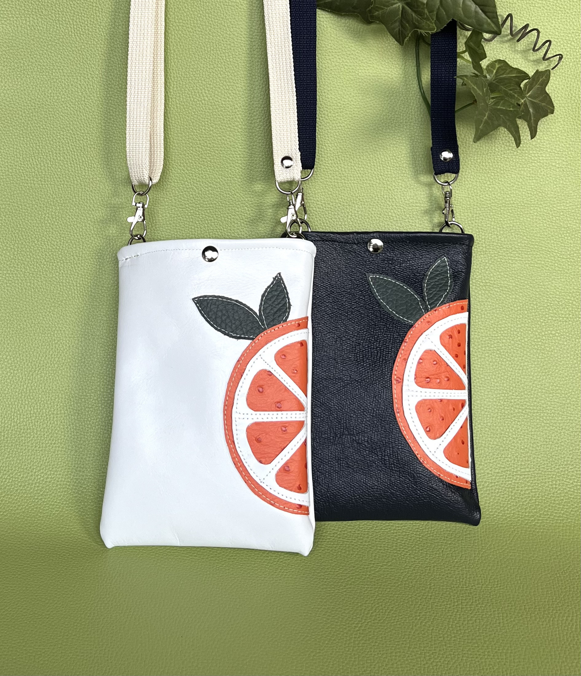 オレンジ柄スマホポシェット ホワイト・ネイビー 本革 内側シルク生地 柑橘系スマホショルダー みかんサコッシュ