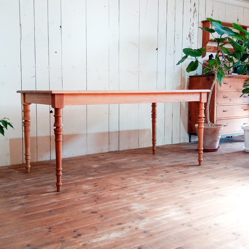 おしゃれなダイニングテーブルdecora 輸入住宅向けターンドレッグテーブル アンティーク調ろくろ足 ホワイトオーク