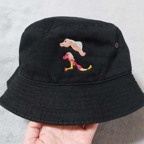 なになる生き物 刺繍 バケットハット ブラック 黒 面白い 生き物