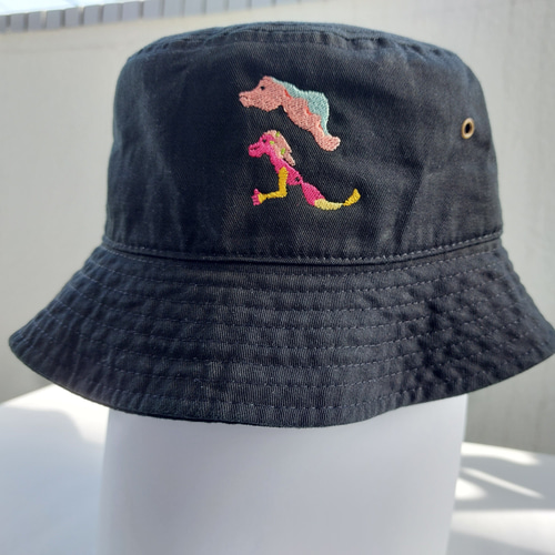 なになる生き物 刺繍 バケットハット ブラック 黒 面白い 生き物