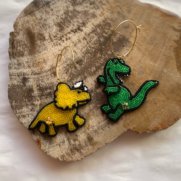 恐竜のビーズ刺繍ピアス　ティラノサウルスとトリケラトプス　イエロー×グリーン　(リュネビル刺繍) 3枚目の画像