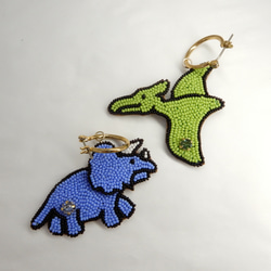 恐竜のビーズ刺繍ピアス　トリケラトプスとプテラノドン　(リュネビル刺繍) 2枚目の画像