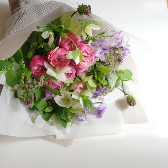 【母の日・早着遅着割引】季節のお花を束ねて おまかせフレッシュブーケ Mサイズ 3枚目の画像