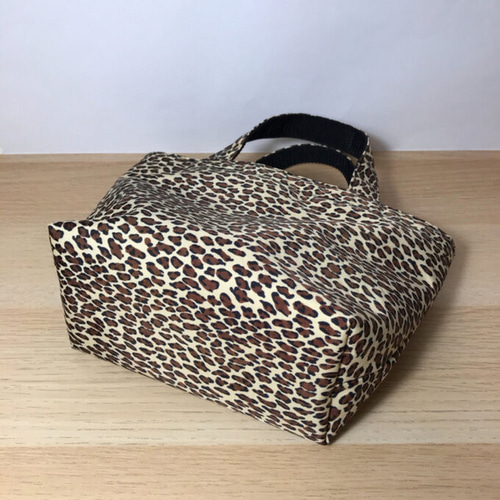 雨の日もOK！ ヒョウ柄・レオパード柄ラミネートミニトートバッグ