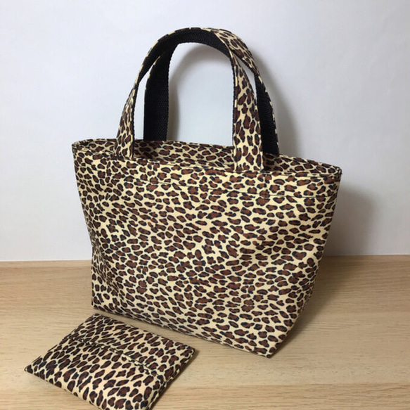 雨の日もOK！ ヒョウ柄・レオパード柄ラミネートミニトートバッグ