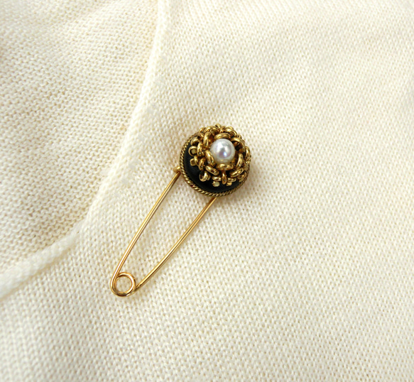 淡水パールと真鍮リングの便利なブローチ　スカーフ留め　ストールピン  BLACK × GOLD 2枚目の画像