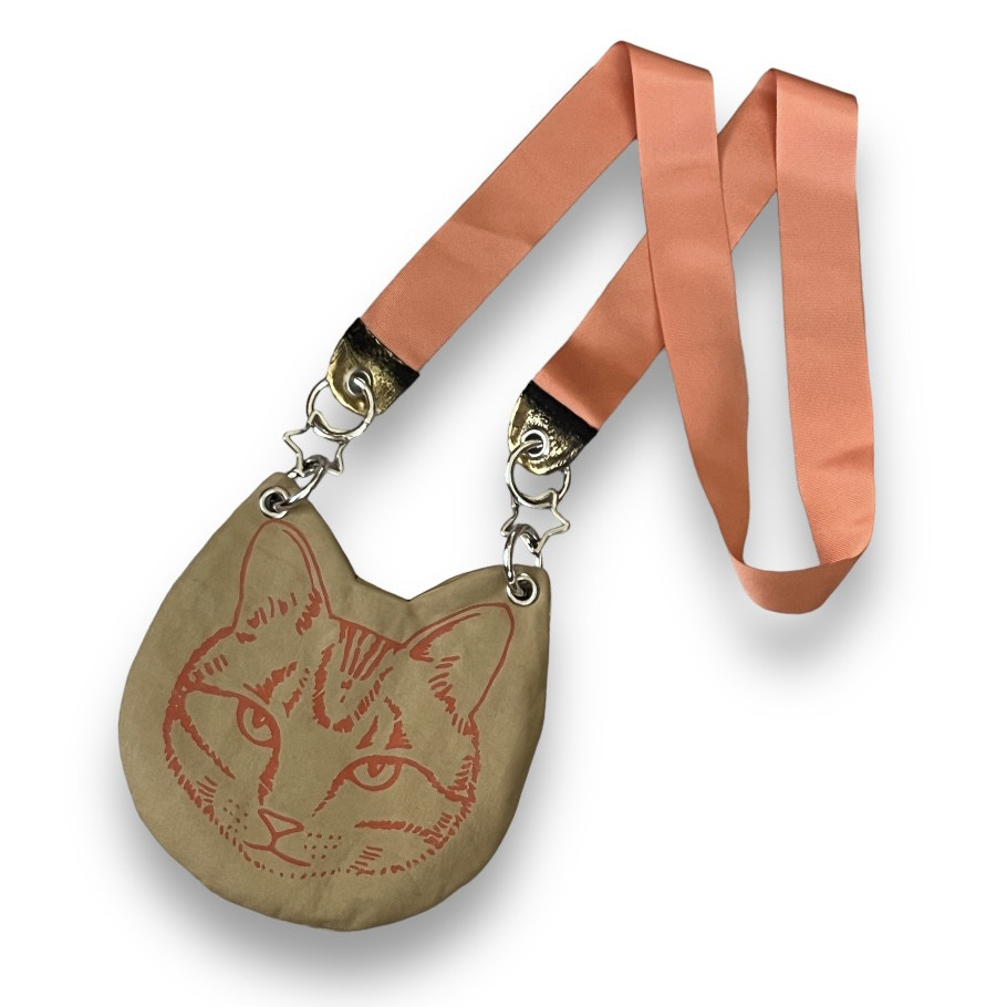 猫ダイカットポシェット　ベージュ×サーモン