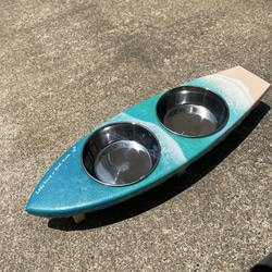 再販　オーダー品　ペットフードスタンド　小型犬用　海アート　レジンアート　エポキシ　サーフボード　ヨット　自家用船舶 1枚目の画像