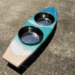 再販　オーダー品　ペットフードスタンド　小型犬用　海アート　レジンアート　エポキシ　サーフボード　ヨット　自家用船舶 4枚目の画像