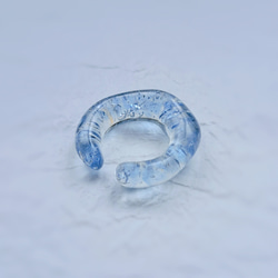 レジンとガラス　氷のイヤーカフ（片耳用・1個)　夏　清涼　ブルー 2枚目の画像