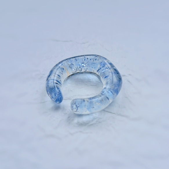 レジンとガラス　氷のイヤーカフ（片耳用・1個)　夏　清涼　ブルー 2枚目の画像