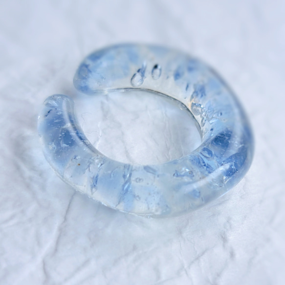 レジンとガラス　氷のイヤーカフ（片耳用・1個)　夏　清涼　ブルー 3枚目の画像